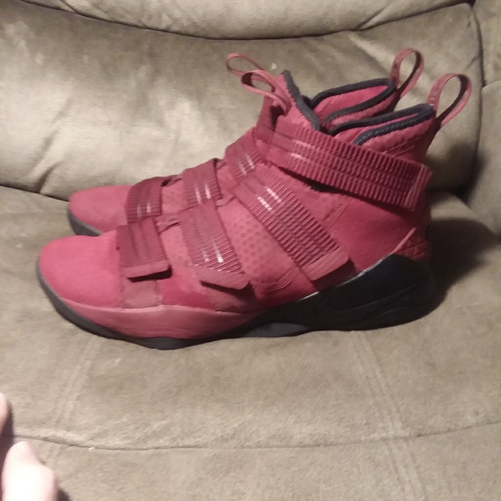 Nike lebron soldier